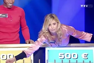 Pepper se x gai nhat đụ một thân thịt busty trong quần áo.