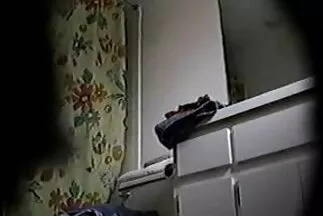 Đặt một cây quyền trượng dài màu đen giữa các cuộn se x nhat ban ko che của Cathy.
