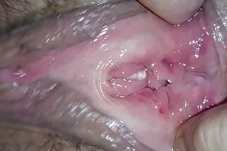 Người phụ nữ trông giống như phim sẽ x nhat ban một con búp bê.