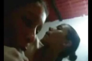 Một nghệ sĩ phim se x moi nhat nổi tiếng đụ một cô gái hấp dẫn trên đường phố.