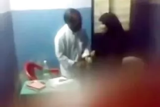 Cô gái Brazil vui vẻ se x nhat ko che với một cái lỗ trên tường.