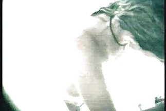 Thò ngón tay vào mông