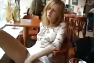 Đưa một thành x video moi nhat viên trong miệng của mình.