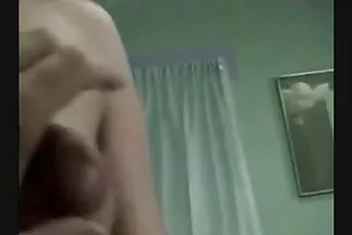 Làm tình video se x nhật bản trên ghế sofa da.