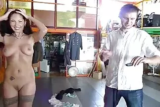 Con gái trao thân se x nhật bản cho cha.